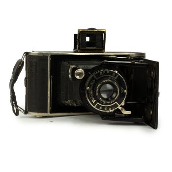 Aparat Voitlander Bessa z tabliczką warszawskiego fotografa