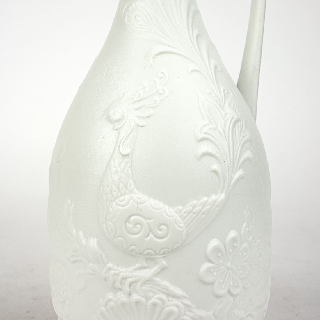 Biały porcelanowy wazon