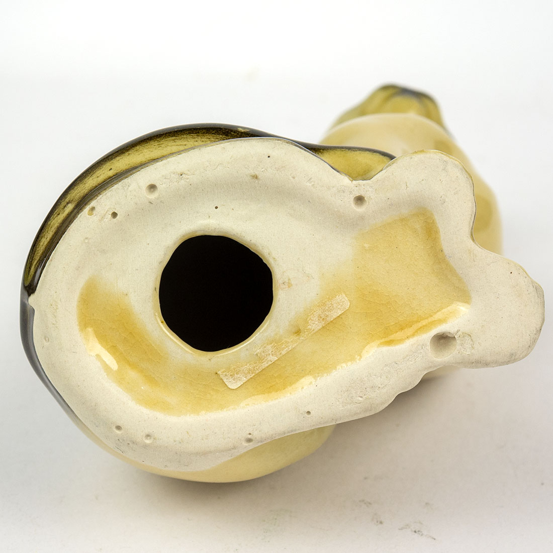 Detal porcelanowej figurki kota syjamskiego