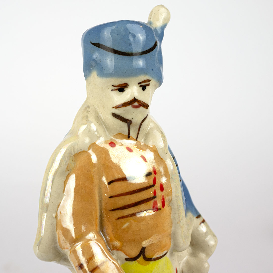 Porcelanowa figurka ułana z peleryną