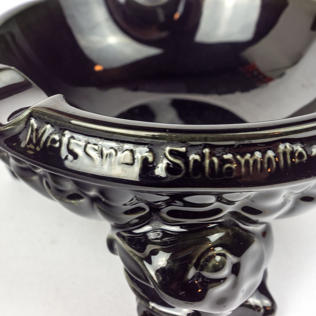 Czarna ceramiczna popielnica Meissen Schamotte na trzech nóżkach