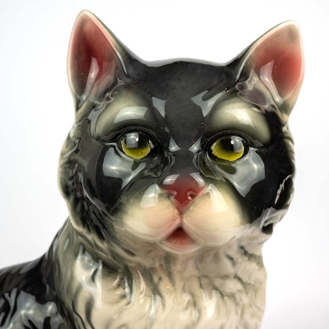 Detal ceramicznej figurki kota