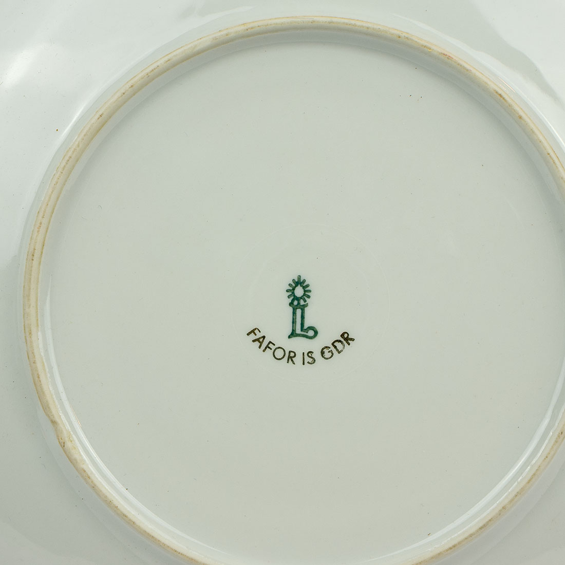 Detal wzoru pikasiak na porcelanowym talerzu dekoracyjnym
